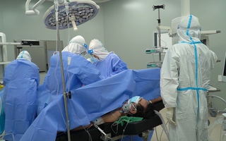 Lần đầu tiên Bệnh viện Hồi sức Covid-19 phẫu thuật u đại tràng cho bệnh nhân mắc Covid-19 nặng