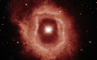 "Mắt quỷ" lọt vào kính thiên văn Trái Đất: tiến hóa thành quái vật vũ trụ