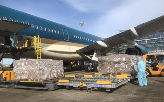 Trang thiết bị y tế chống dịch Covid-19 từ Singapore đến Việt Nam