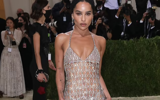 Bị chỉ trích “mặc như không”, minh tinh Zoe Kravitz phản ứng gay gắt