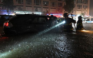 Mỹ: Bão lũ biến ga tàu thành thác nước, 46 người chết trong nhà và xe