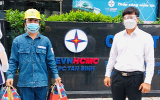 Lãnh đạo EVNHCMC thăm hỏi công nhân trực vận hành hệ thống điện