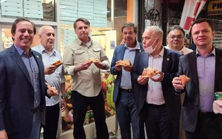 Tổng thống Brazil phải ăn pizza trên vỉa hè vì chưa tiêm vắc-xin