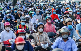 CLIP: Nhiều tuyến phố Hà Nội đông nghịt người trong ngày bỏ giấy đi đường