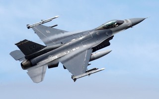 Chiến đấu cơ F-16 chặn máy bay dân sự nơi Tổng thống Biden phát biểu