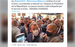 Tổng thống Pháp Emmanuel Macron bị ném “trứng” vào người