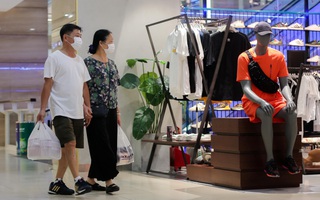 CLIP: Trung tâm thương mại mở cửa, người dân Hà Nội phấn khởi vào mua sắm