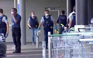 Choáng với tốc độ hạ gục kẻ tấn công bằng dao của cảnh sát New Zealand