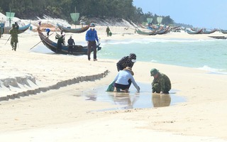 Phát hiện thêm dầu "lạ" dày đặc dọc bờ biển Quảng Bình