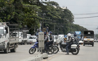 Người biểu tình “đạp đổ” loạt tháp viễn thông quân đội Myanmar
