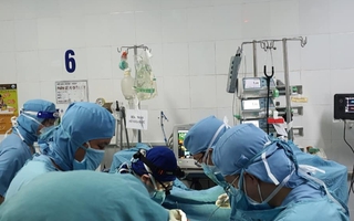 ECMO và 12 giờ phẫu thuật cứu sống bé 4 tháng tuổi có môi tím kỳ lạ