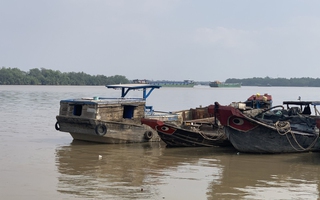 Liều lĩnh lao thẳng xuống sông Đồng Nai để lặn vào bờ