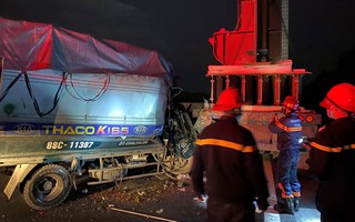 Tông xe đầu kéo chạy trước trên cao tốc Hà Nội-Hải Phòng, 2 người trên xe tải tử vong