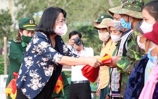 Nguyên Phó Chủ tịch nước Đặng Thị Ngọc Thịnh tặng quà và cờ Tổ quốc cho bà con biên giới