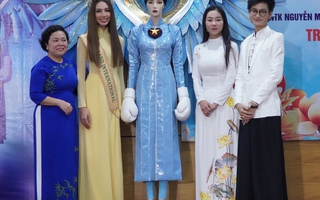 Hành động dễ thương của Hoa hậu Thùy Tiên trước khi tặng trang phục cho bảo tàng