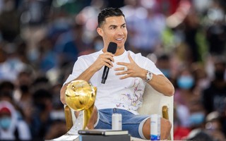 Ronaldo bảnh bao du xuân nhận giải thưởng ở Dubai