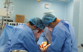 Lần đầu tiên tại Việt Nam: Bác sĩ dùng màng ngoài tim bò tạo hình mạch máu cho người bệnh