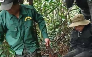 Xót xa hình ảnh đưa cán bộ lâm nghiệp bị thương khi truy bắt lâm tặc ra khỏi rừng
