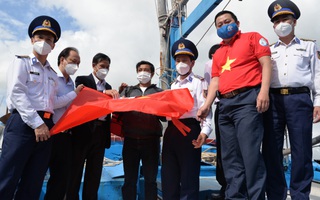 Ngư dân Bình Định đón nhận cờ Tổ quốc