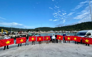 ĐH Ngân hàng TP HCM trao 7.000 lá cờ Tổ quốc cho ngư dân đảo Thổ Chu