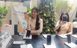 Smartphone V23 5G với camera selfie góc siêu rộng