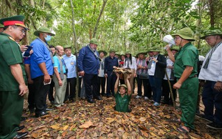 Thủ tướng Cuba Manuel Marrero Cruz hào hứng tham quan địa đạo Củ Chi