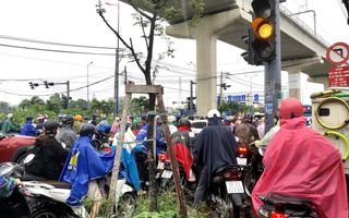 TP HCM: Sáng sớm, hàng ngàn phương tiện "đánh vật" dưới mưa