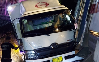 Tàu khách tông ôtô tải ở tỉnh Khánh Hòa
