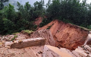 Bình Định: Sạt lở nghiêm trọng, 2 xã miền núi bị chia cắt