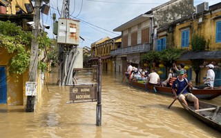 Phố cổ Hội An lênh láng nước, đất đá sạt xuống đường Hồ Chí Minh nhánh Tây Quảng Trị