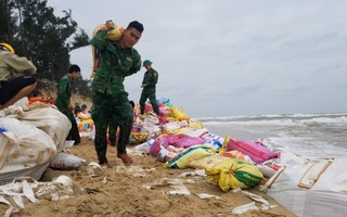 Hàng trăm người oằn mình vác cát chặn "hà bá"