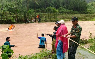 Bộ đội, dân quân giăng dây vượt suối, đưa người dân đi tránh sạt lở