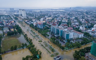 Phóng sự ảnh: Ngập lụt bủa vây Thừa Thiên - Huế