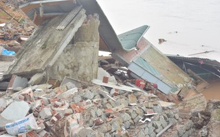 Hiện trường vụ sạt lở khiến nhà cửa đổ sập, đè người tử vong ở Quảng Trị
