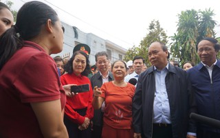 Hình ảnh Chủ tịch nước động viên người dân vùng ngập lũ Đà Nẵng