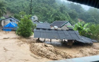 Lũ quét kinh hoàng cuốn trôi cháu bé 4 tuổi, nhiều nhà, xe ôtô