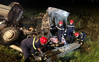 Xe đầu kéo tông xe tải bốc cháy dữ dội, 2 người tử vong trong cabin