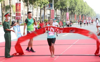Hoàng Nguyên Thanh và Phạm Thị Bình vô địch marathon quốc tế Bình Dương