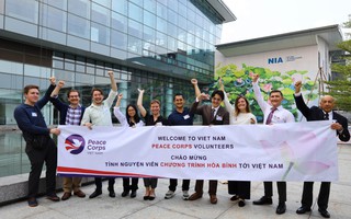 Nhóm tình nguyện viên đầu tiên của Peace Corps tới Việt Nam