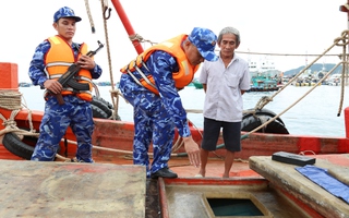 Cảnh sát biển liên tiếp bắt giữ tàu chở dầu không rõ nguồn gốc số lượng lớn