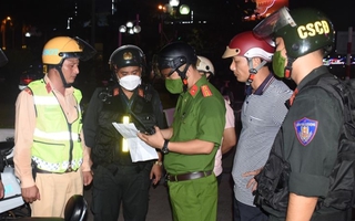 Vi phạm giao thông còn cầm thuốc lá đang hút dí vào mặt công an