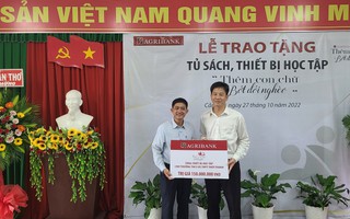 Agribank Chi nhánh Cần Thơ II trao tặng thiết bị học tập "Thêm con chữ, bớt đói nghèo"