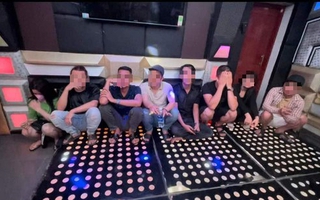 Nhóm thanh niên làm chuyện phạm pháp trong phòng VIP quán karaoke