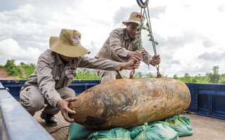 Phát hiện 2 quả bom "cực khủng" trong vườn cao su, chưa phát nổ