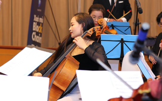 Cello Đinh Hoài Xuân mang dàn nhạc Bucharest tới Việt Nam