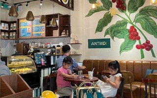 Antiko Kafe-Khám phá đêm TP HCM với cà phê sách