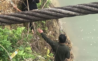 Dũng cảm lao xuống sông cứu người phụ nữ nhảy cầu