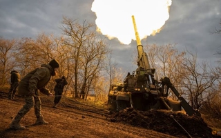 Ukraine tiếp cận Kherson, Mỹ chuyển vũ khí "chưa từng sử dụng"