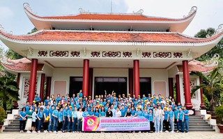 150 nữ cán bộ Công đoàn thăm quê hương Nữ tướng Nguyễn Thị Định