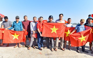 Trao 20.000 lá cờ Tổ quốc đến ngư dân Thanh Hóa, Quảng Trị
